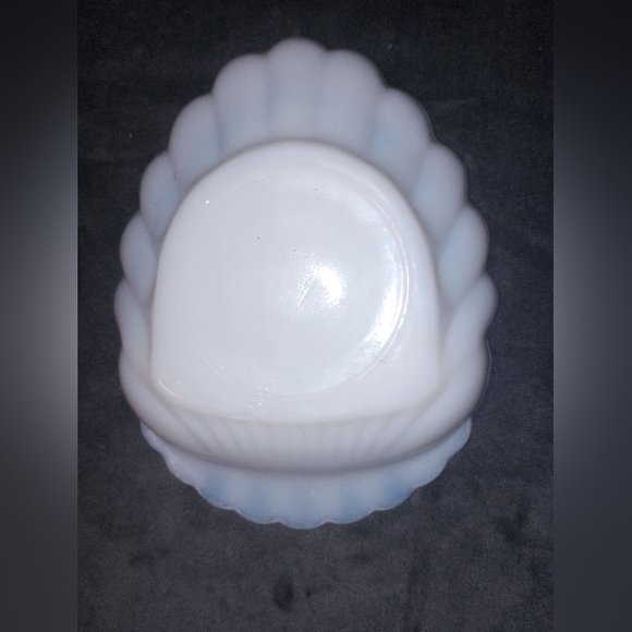 Vintage Milk Glass Shell Trinket Dish/Soap Dish Size 4x6 EUC - Picture 3 of 7